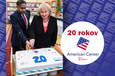 Veľvyslanec USA na Slovensku a riaditeľka knižnice krájajú tortu