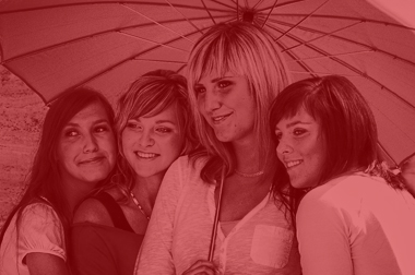 Fotografia štyroch žien pod dáždnikom