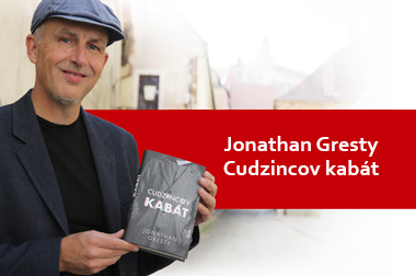 V popredí autor s knihou s nápisom Jonathan Gresty Cudzincov kabát, pozadie foto ulice
